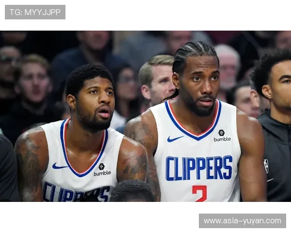 莱昂纳德因膝伤提前返洛杉矶,将缺席快船三连客 莱昂纳德因膝伤提前返洛杉矶,将缺席快船三连客